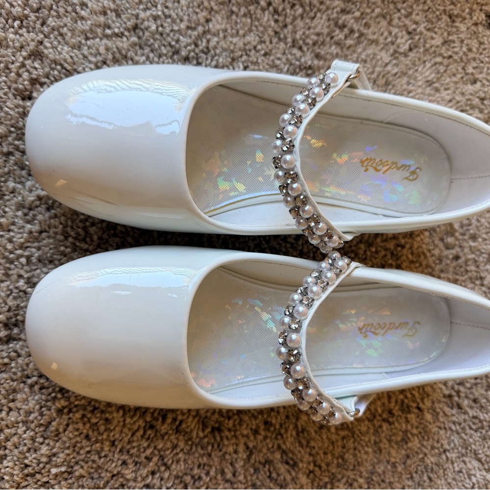 Elegant White Kids Shoes with Pearl Strap, low heel - Picture 7 of 9
